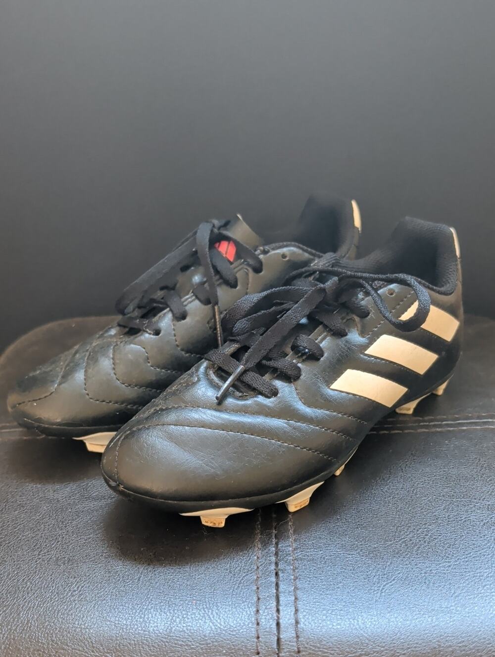 Adidas Boys Size 2 Black Classic 3 Stripe Lace Up Outdoor Soccer Cleats